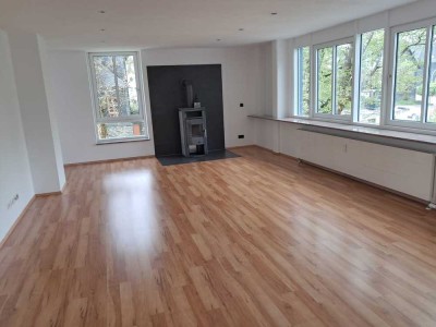 Attraktive 4,5-Zimmer-Wohnung mit gehobener Innenausstattung mit Balkon in Neuhaus am Rennweg