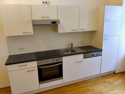 Neuwertiger 2 ZIMMER-Altbau, extra Wohnküche möbliert, größeres Bad mit Dusche / WC, nähe Kunsthaus!
