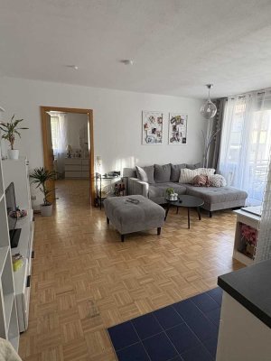 Zentral in Metzingen - moderne helle Wohnung mit Balkon, Parkett, EBK (opt.) und AAP