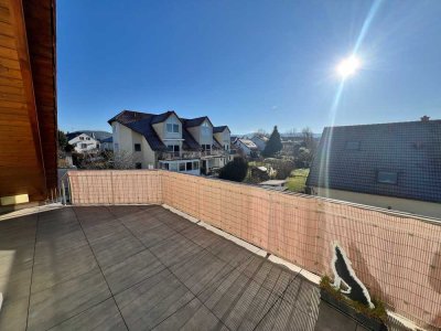 ** Attraktive 3-Zimmer- Dachgeschosswohnung mit EBK und großem Balkon**
