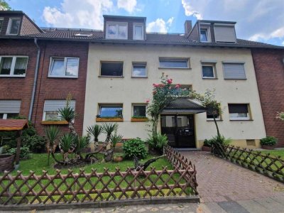 Bezugsfreie Wohnung mit Einbauküche – Modernisiert & gepflegt in kleinem Mehrfamilienhaus.