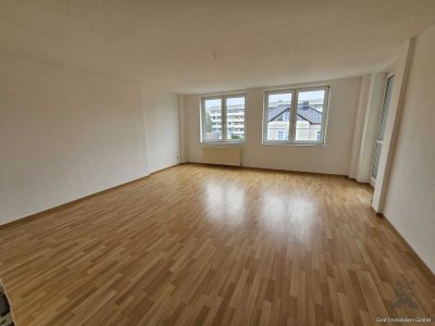 Schön geschnittene 3 Zimmer Wohnung, Balkon, Einbauküche mit E-Geräten, Tiefgaragenstellplatz