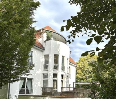 Helle Villenwohnung mit Wintergarten in grüner Oase