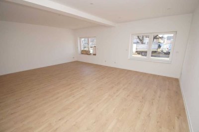 großzügige 3-Zimmer-Wohnung, große Küche, Wanne, Dusche, 35 m² großes Wohnzimmer, Hobbyraum