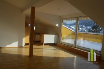 Sonnige 4 Zi-Dachgeschosswohnung mit Terrasse und Balkon!
