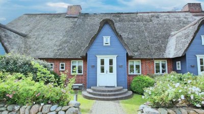 Großzügiges Wohnen unter Reet: Stilechtes Mittelhaus in fußläufiger Nähe zum Strand