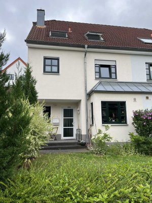 Attraktive und vollständig renovierte 5-Zimmer-Doppelhaushälfte in Königsdorf