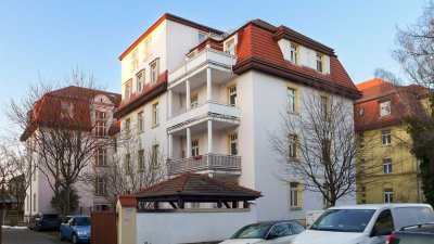 Dachgeschosswohnung mit Galerie und Balkon – großzügiger Wohn-Essbereich in Blasewitz
