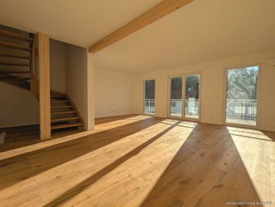 NEUWERTIGES ZWEIFAMILIENHAUS MIT DACHTERRASSE, EICHENPARKETT, WÄRMEPUMPE & SÜDWESTGARTEN