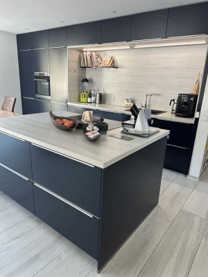 Geschmackvolle 4-Zimmer-Wohnung mit luxuriöser Innenausstattung mit Balkon und EBK in Aidlingen