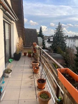 *OF-Bieber*:sonnige 3-Zi. DG-Wohng.in gepfl. 3-Fam.haus m.EBK+gr.Balkon