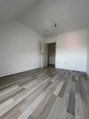 Gemütliche 3ZKB DACHGESCHOSS Wohnung + Teil RENOVIERT *Bonus: 1. MONAT MIETFREI*