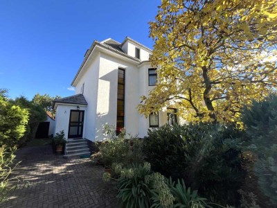 Vielseitige Villa mit Charme, lichtdurchfluteten Räumen und idyllischem Garten