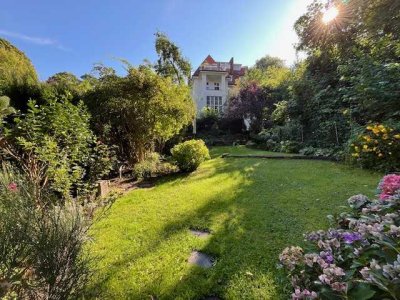 Dachgeschoss-Villenetage * Aufzug * Terrasse * imposante Gründerzeitvilla