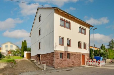 Charmantes Zweifamilienhaus mit großem Garten und Potential zur Modernisierung in Birkenfeld-OT