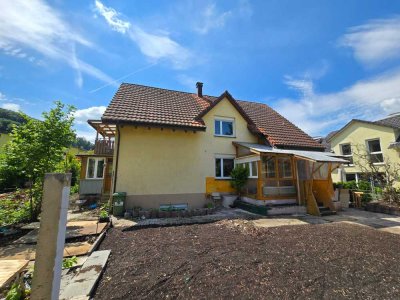 Geräumige, preiswerte 7-Raum-Doppelhaushälfte mit EBK in Lörrach