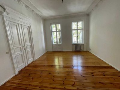 Altbaujuwel nahe Schloss Charlottenburg, Parkett, Stuckdecken, Balkon