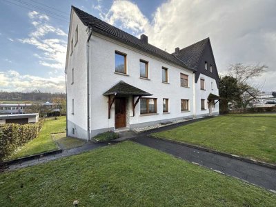 Wohnhaus mit Ausbauchance, Stellplätzen und Garagen in Oberlahr