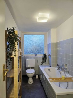 Stilvolle möblierte 2-Zimmer-Wohnung in Eschborn – Balkon, neu Küche, Sportblick