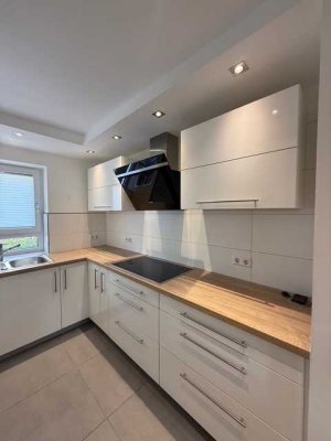 Hochwertige, teilmöblierte 3-Zimmer-Wohnung mit Balkon