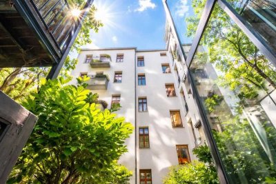 Rarität im Kiez: Hochwertige Dachgeschoss-Maisonette im Simon-Dach-Kiez