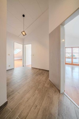 Geschmackvolle 3-Raum-Dachgeschosswohnung mit Balkon in Geretsried