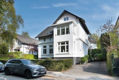 Elegantes Wohnen auf zwei Ebenen - Altbaujuwel in Groß Flottbek