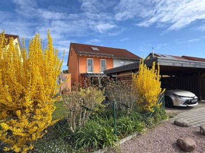 Traumhafte Haushälfte mit Doppelcarport und Dachstudio
