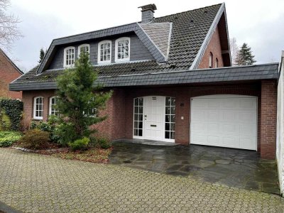 Freistehendes Einfamilienhaus auf großem Grundstück in zentraler Lage