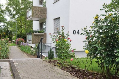 Schöne 2  Zimmer Wohnung mit großem Balkon.