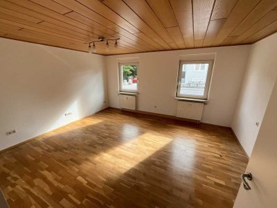 Gepflegte 3-Zi.-Wohnung mit EBK, Carport und großer Terrasse