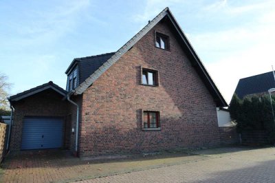+ Neuss + Ein-/Zweifamilienhaus + Bj. 2001 + ca. 273 m² Grundstück + ca. 112 m² Wohnfläche + Garage