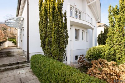 NEUBAU VILLA AUS 1997 II ROTER BERG II GARAGE II SAUNA II NEUE PV-ANLAGE II 6 ZIMMER II 4 BÄDER II 54m² WOHNZIMMER MIT KAMIN II 2 TERRASSEN II BALKON II GARTEN II GROSSER KELLER