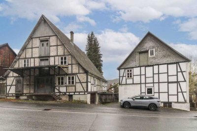 Einfamilienhaus mit Nebengebäude für Gewerbe in Siedlinghausen