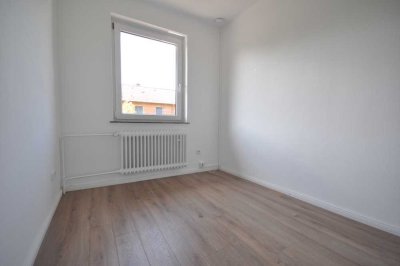 Attraktives und vollst. renoviertes 4-Raum-Reihenhaus mit geh. Innenausstattung und EBK