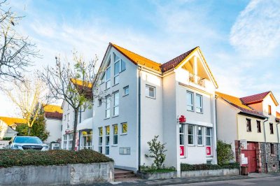 Maintal-Hochstadt: Exklusive 3-Zimmer-Dachgeschoss-Wohnung mit moderner Einbauküche und Loggia
