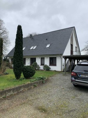 Owschlag: Feine moderne 4 Zimmer Wohnung mit Garage, Keller und Garten im EG eines 2-Familienhauses.