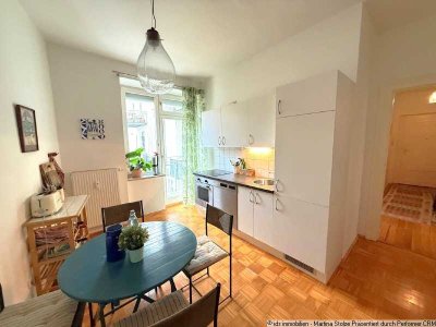 Beliebtes Schwabing: gemütliche 2-Zi.-Altbau-Whg. mit großer Wohnküche, 2 Balkonen und TG