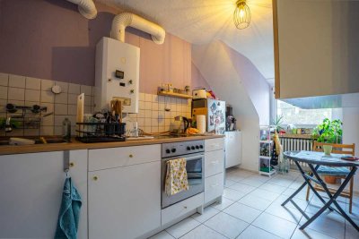 Helle Dachgeschosswohnung mit Einbauküche