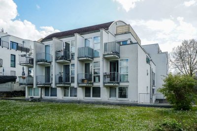 Langfristig vermietetes Dach-Appartement mit Sonnenbalkon und Tiefgaragenplatz in Universitätsnähe