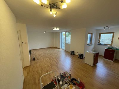 Neubau-Wohnung mit einem Zimmer sowie Terasse und Einbauküche in Blaustein