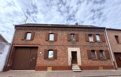 Historisches Anwesen mit großem Grundstück in attraktiver Lager von Erftstadt Bliesheim