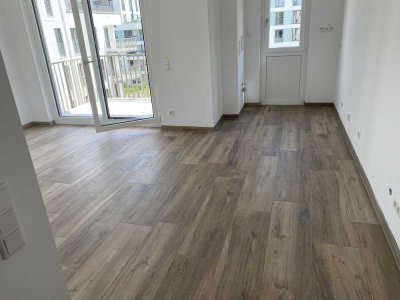 Neuwertige freundliche 2-Zimmer-Wohnung mit EBK und Balkon in Aubing, München