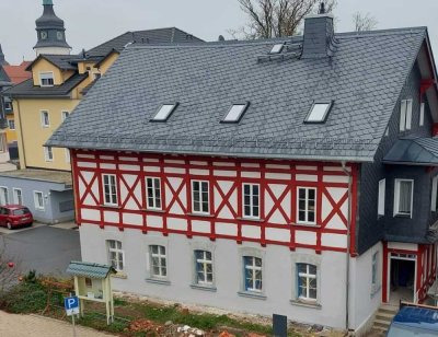 Kernsanierte -3 Zimmer-Dach-Wohnung in Bestlage von Bad Steben