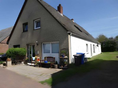 Solide Kapitalanlage: Vollvermietetes Dreifamilienhaus mit großem Grundstück in Cadenberge