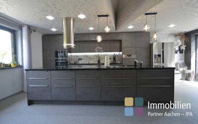IPA - Modernes Zweifamilienhaus mit mehreren  Garagen und kleiner Gewerbefläche in Vicht sucht ...