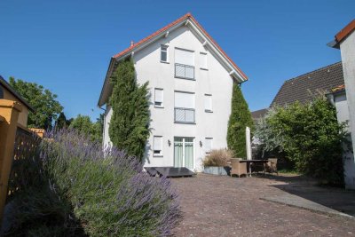 Freistehendes Einfamilienhaus mit großem Garten, 3 Garagen & Ausbaureserve nahe Köln