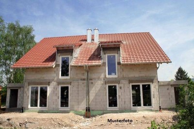 Großes Einfamilienhaus (Rohbauzustand) mit Garage