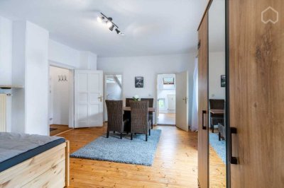Möbliert: Geräumiges Apartment mit großer Terrasse nahe München