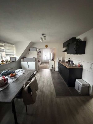 Moderne helle Wohnung im 2. OG mit Dachgeschosscharakter in Fehrbach, Einbauküche, 50 qm, saniert
